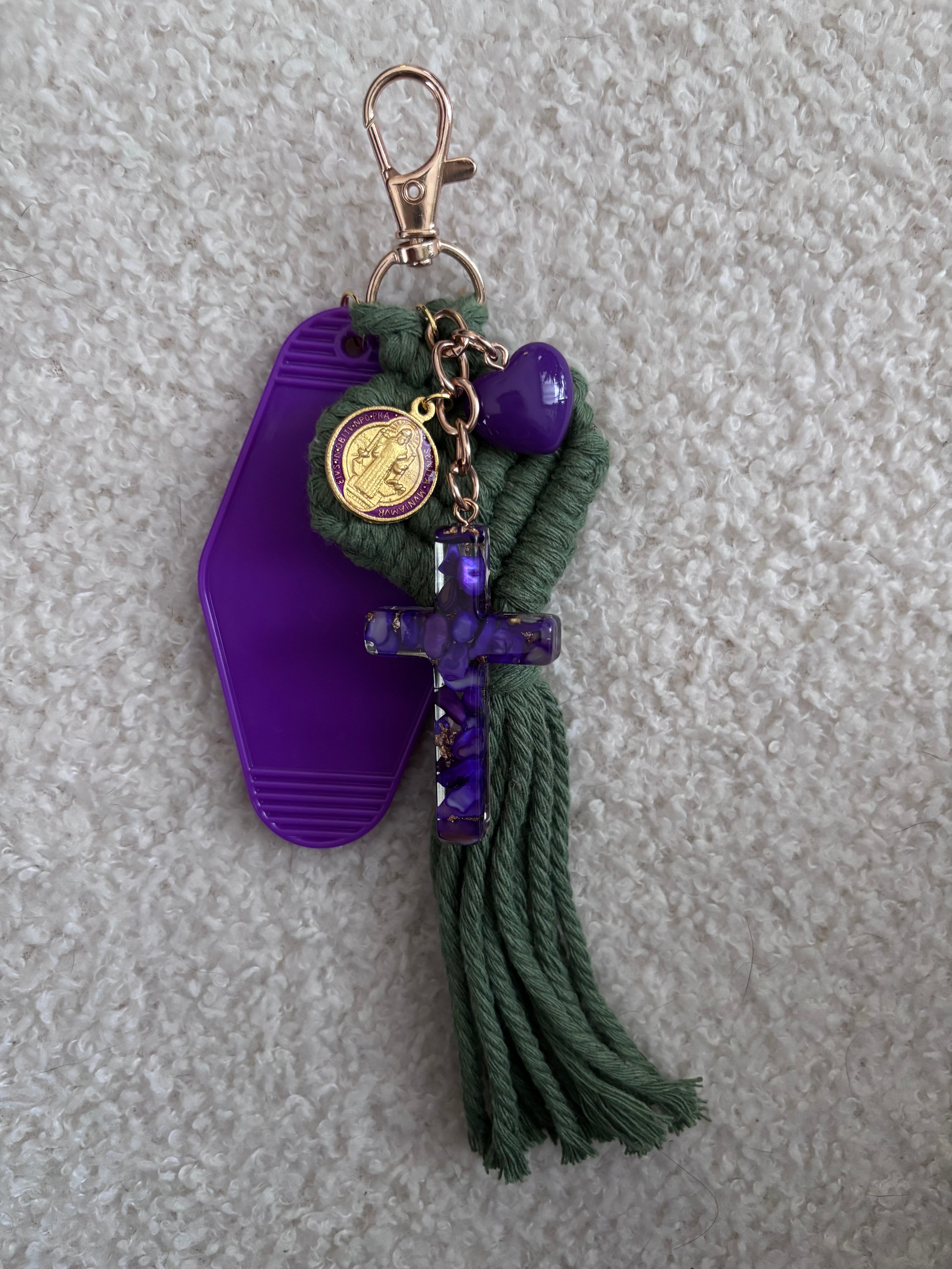 Porte clé / Grigri de Sac Grosse Croix religieuse Violet